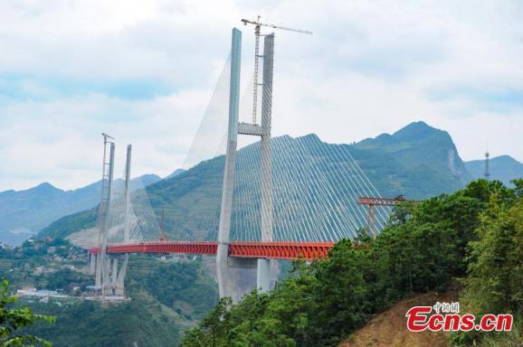 У Китаї побудували найвищий у світі підвісний міст (ФОТО)