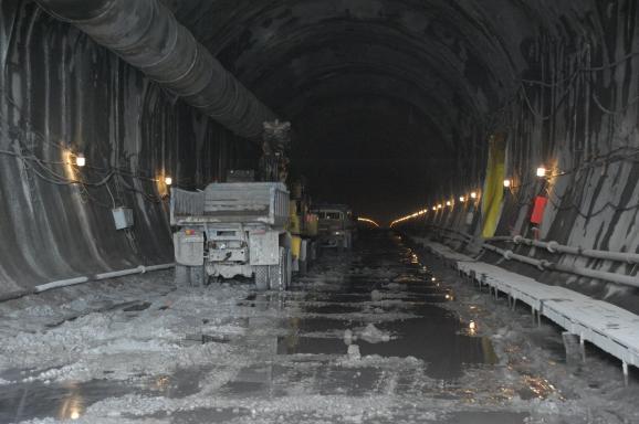Потяги по розбудованому Бескидському тунелю пустять уже 2017 року (ФОТО)