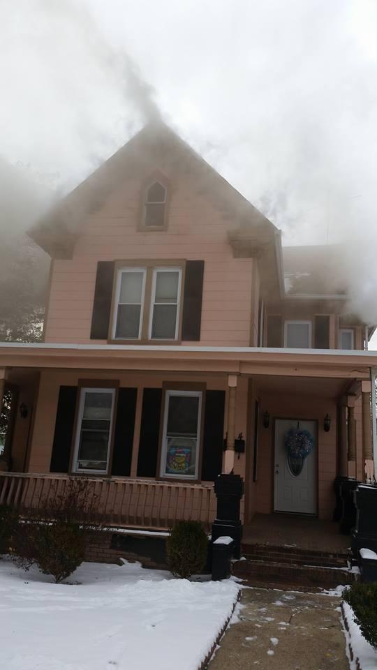 Як мер американського містечка рятував дівчину з палаючого будинку - фото 1