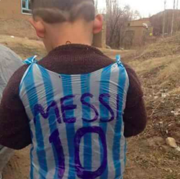 Як бідний маленький фанат з Іраку зробив футболку Мессі з пакета - фото 1