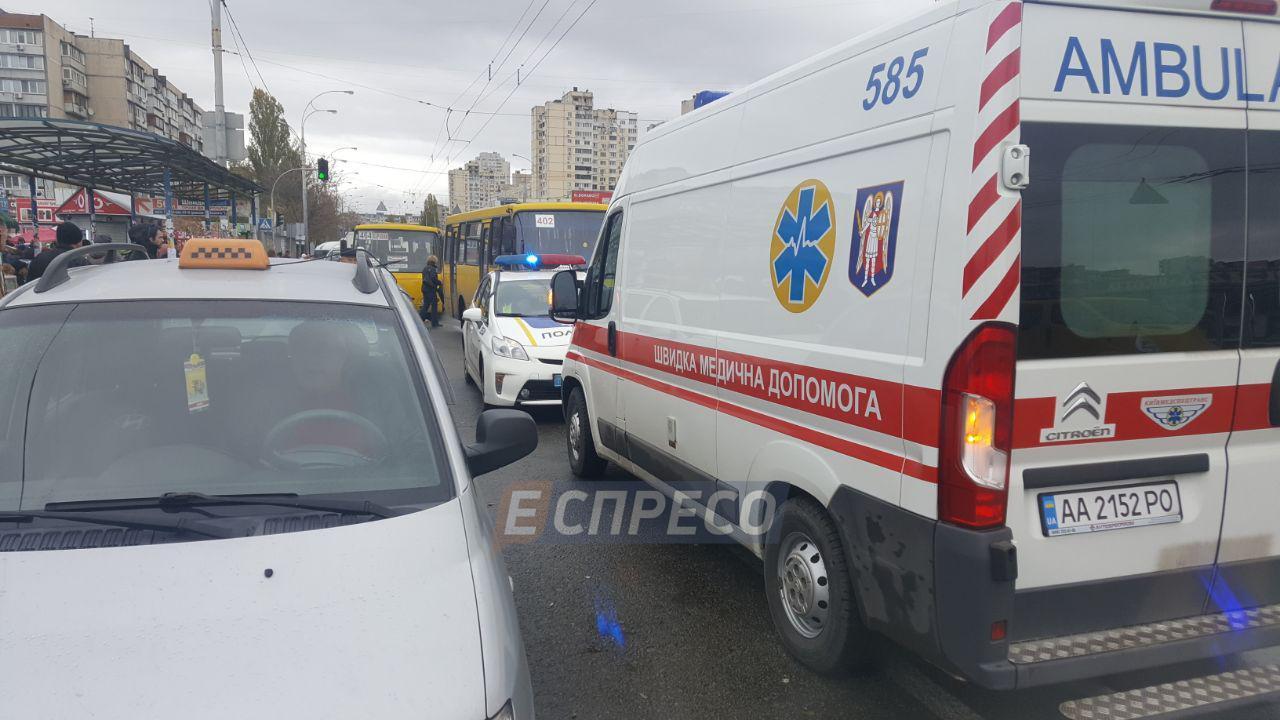 В Киеве маршрутка сбила людей на остановке, есть погибшие