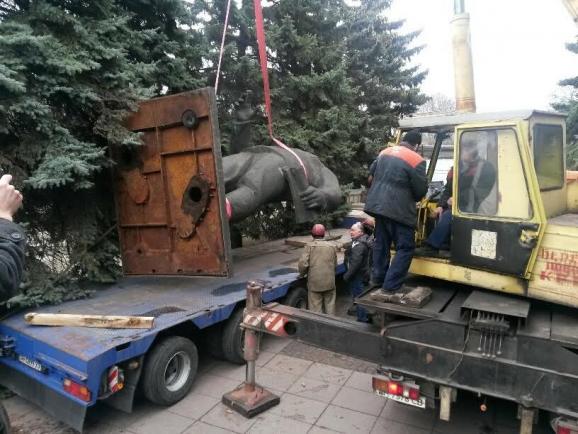 Пам'ятник Орджонікідзе демонтували в Маріуполі - фото 1