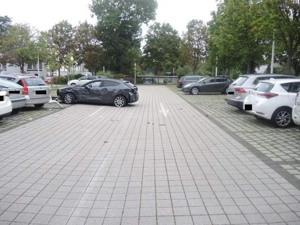 У Німеччині пенсіонерка невдало запаркувалася і розбила 10 авто