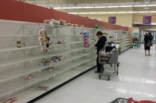 Люди змітають з полиць магазинів продукти харчування