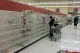 Люди змітають з полиць магазинів продукти харчування