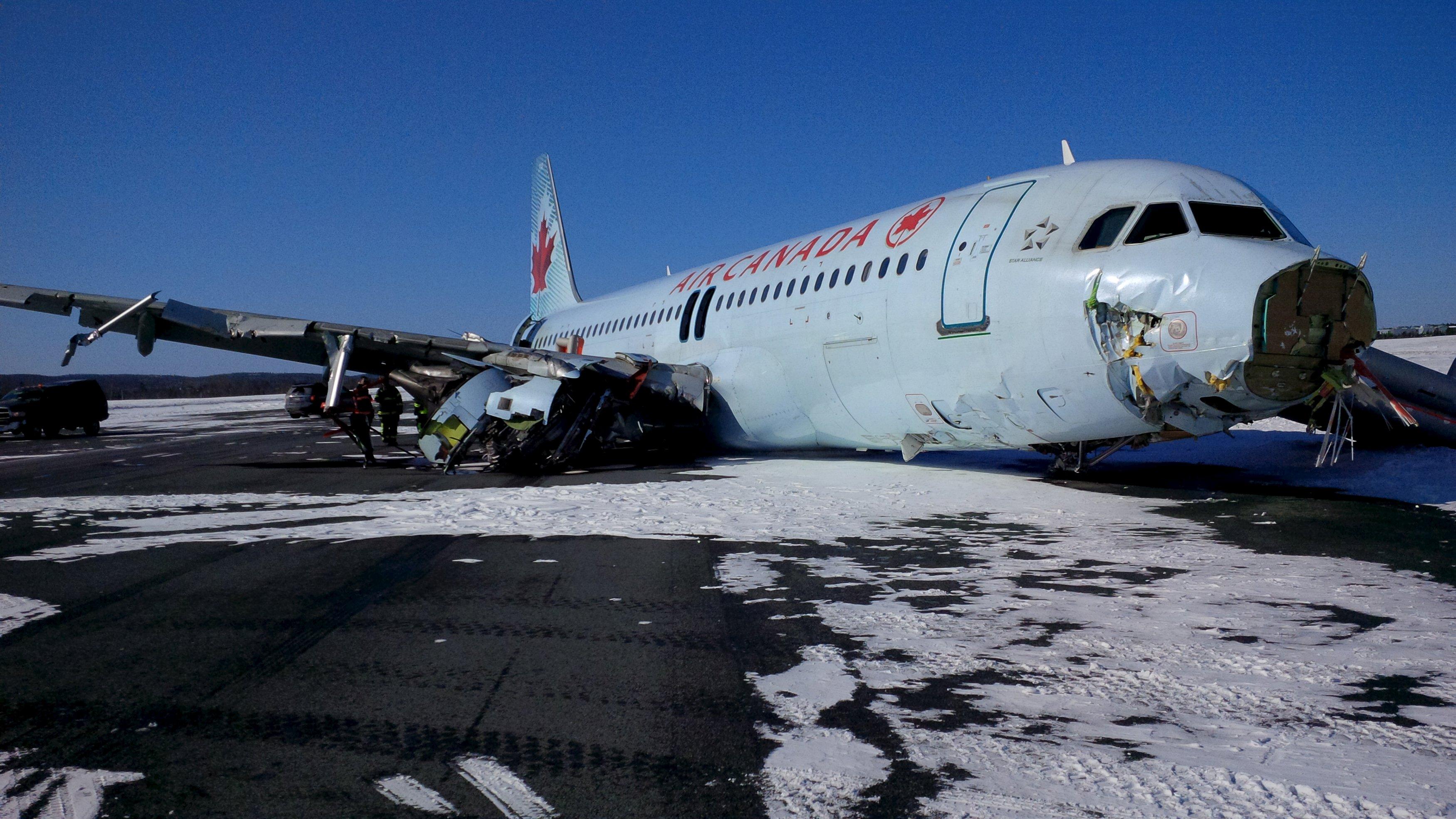 Самолет экстренно. Air Canada авиакатастроф а320. АИР АС 320. Катастрофа a320 в Тегусигальпе. Аэробус а320 авиакатастрофы.