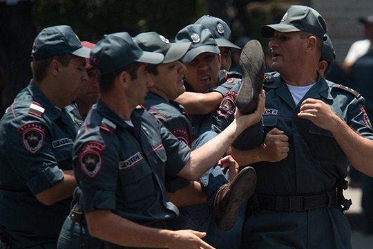 Протестувальників просто витягли з проспекту