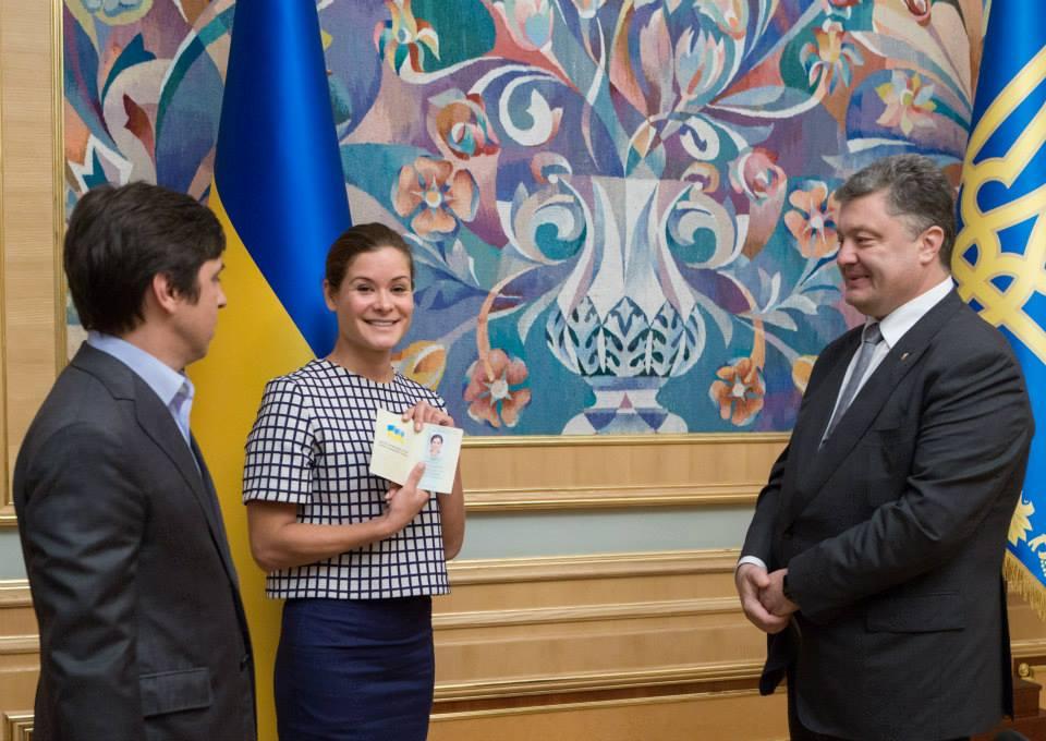 Марія Гайдар та Володимир Федорін отримали українські паспорти з рук Петра Порошенка