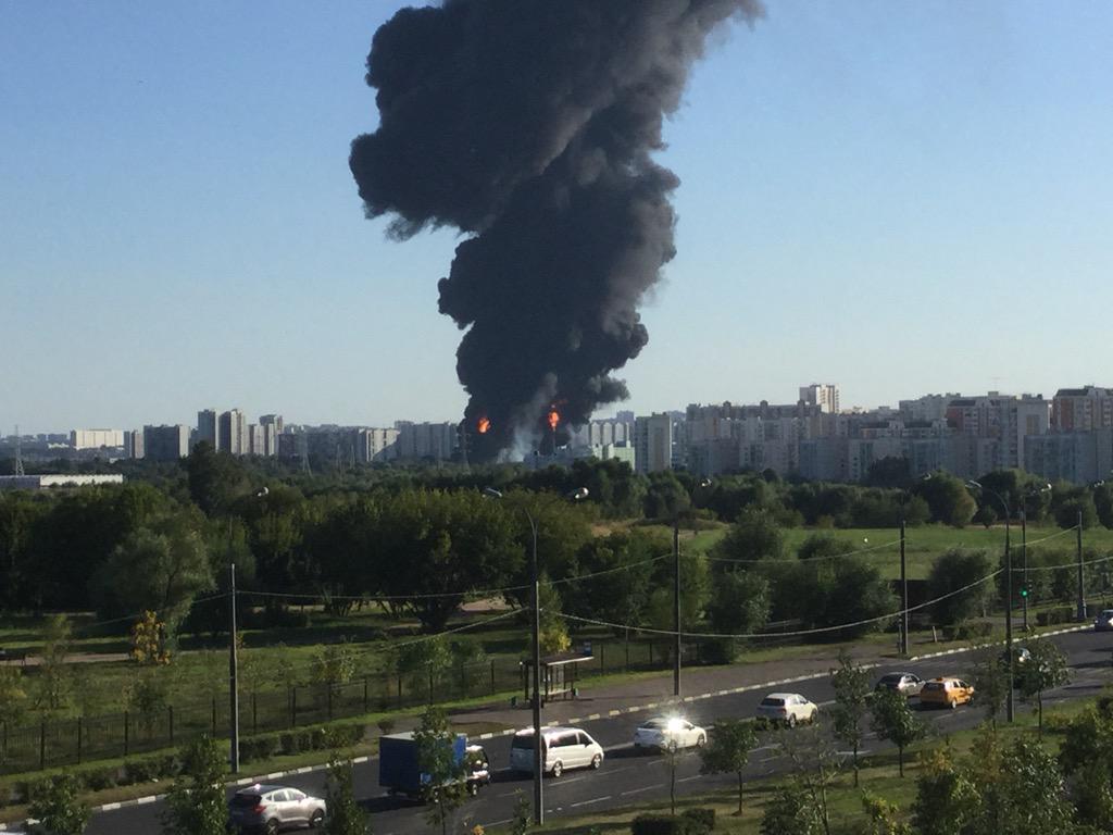 Величезний стовп чорного диму видно з різних районів Москви