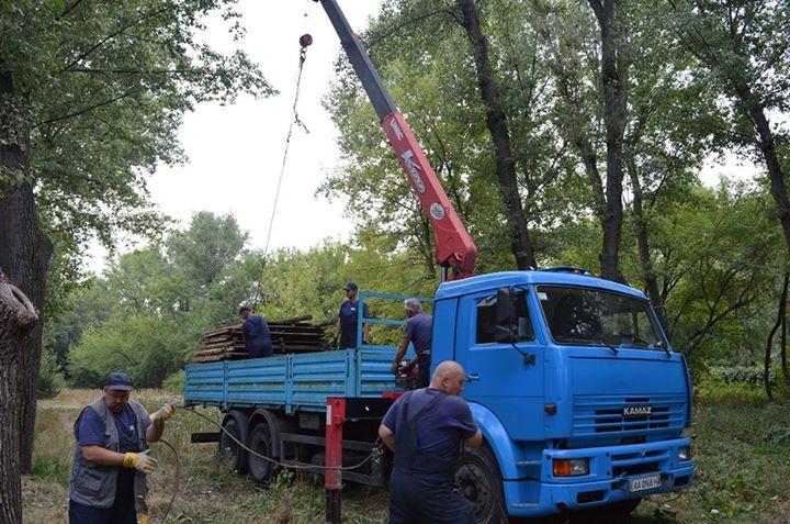 "Київблагоустрій" на Трухановому острові зносить незаконно побудовані споруди