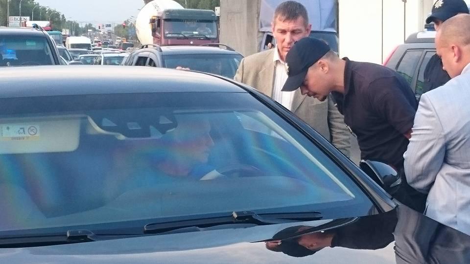 Патрульні поліцейські зупинили автомобіль Суркіса за використання спец сигналів