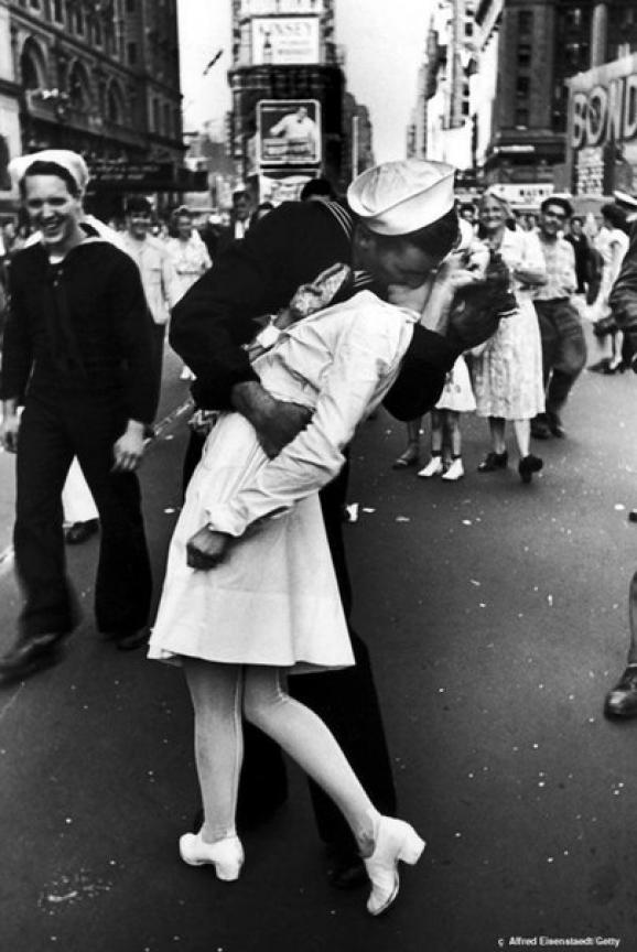 Поцелуй моряка и медсестры