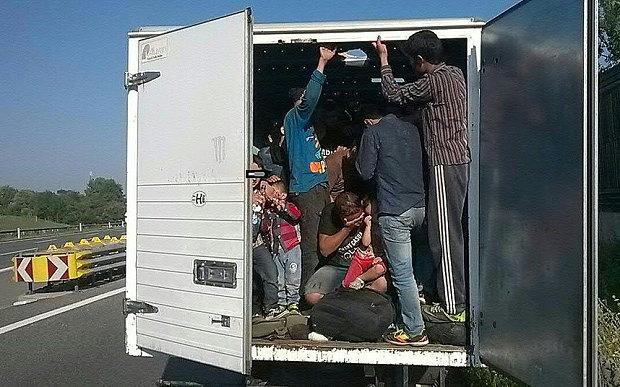 Незодавно в Австрії вже зупиняли вантажівку, яка перевозила нелегальних мігрантів