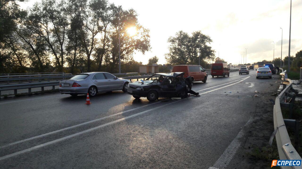 На Житомирской трассе два автомобиля врезались в отбойник, четверо  пострадавших