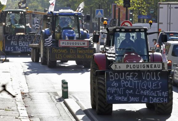 фермерські трактори прямують в Париж