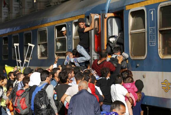 Угорщина мігранти штурмують поїзд