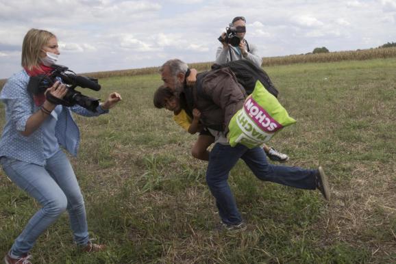 Венгерская телеоператорша бьет мигрантов