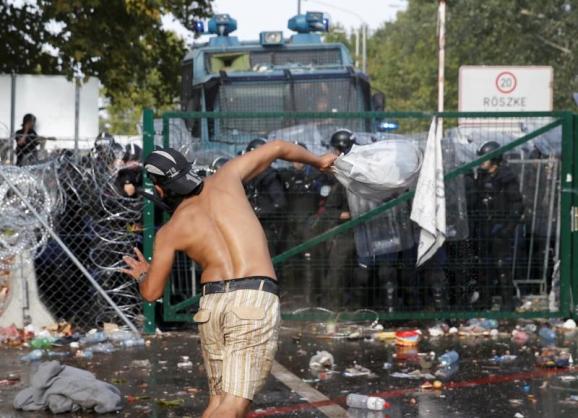Угорщина поліція проти мігрантів