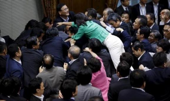 Япония драка в парламенте
