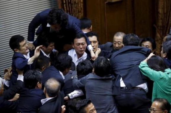 Япония драка в парламенте