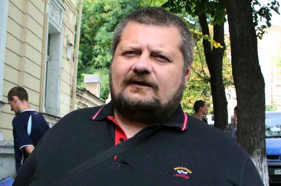 Силовики вивели радикала із приміщення Ради на внутрішнє подвір'я, а потім відвезли на декількох автівках