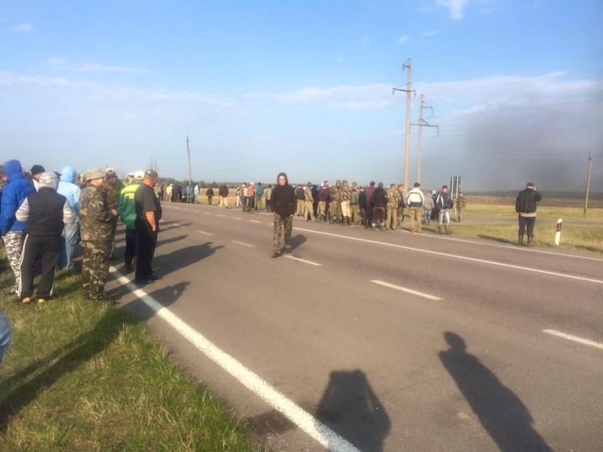 Сотні нелегальних бурштинокопачів блокують дорогу на Варшаву