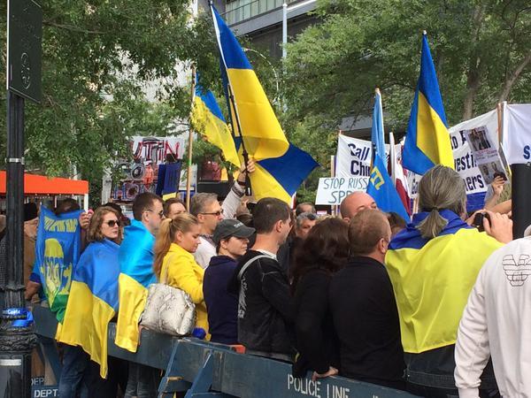 Українці протестують під штаб-квартирою ООН у Нью-Йорку