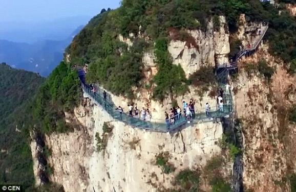 Міст Китай скляний тріщина туристи