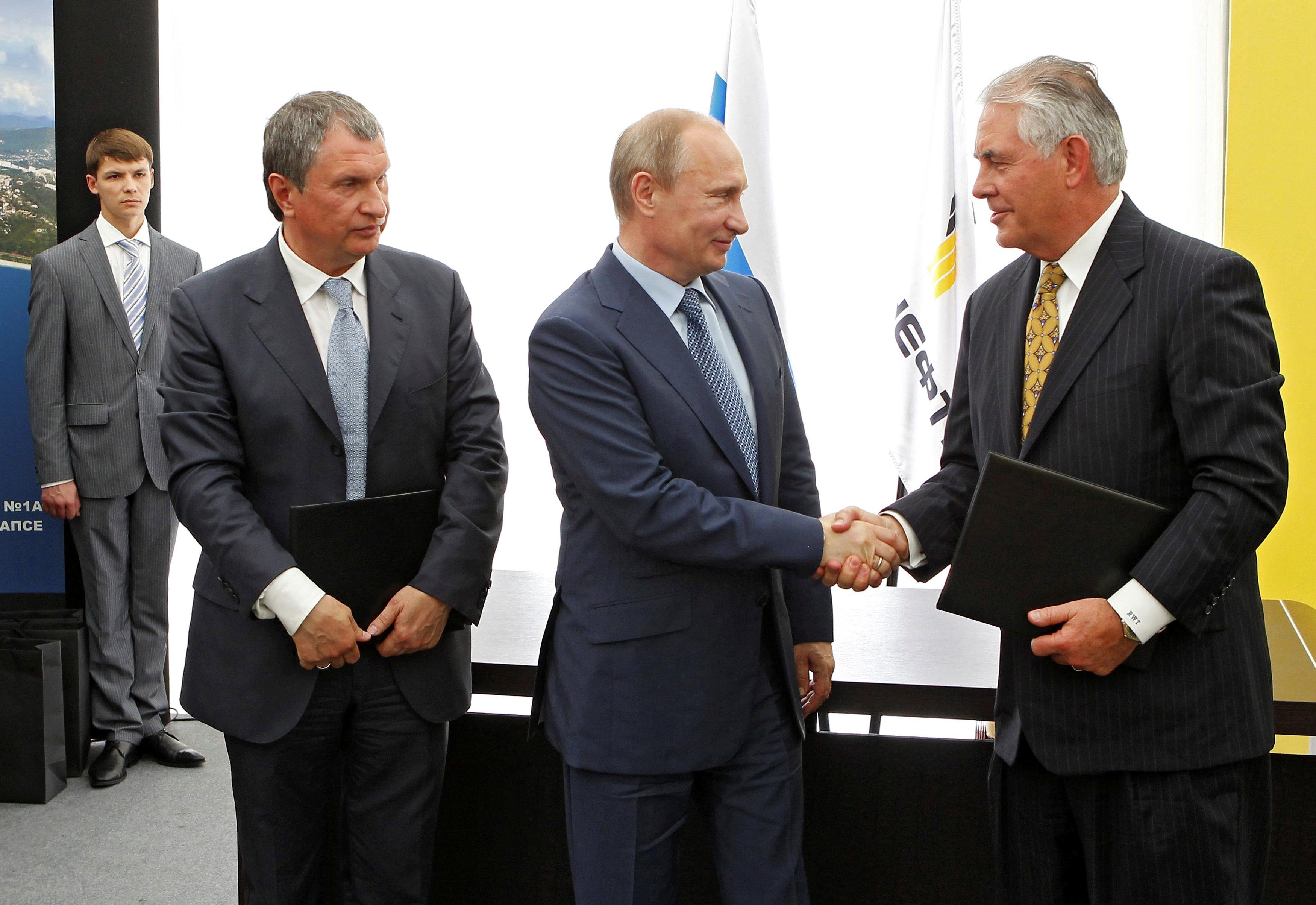 Рекс Тіллерсон (праворуч) під час підписання угоди з "Роснефтью" тисне руку Володимиру Путіну