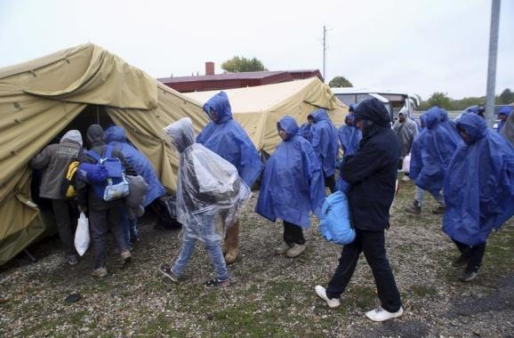 біженці та мігранти палатки на кордоні Словенії та Угорщини