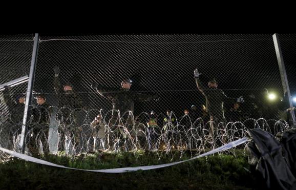 поліція Угорщини перекрила кордон для біженців