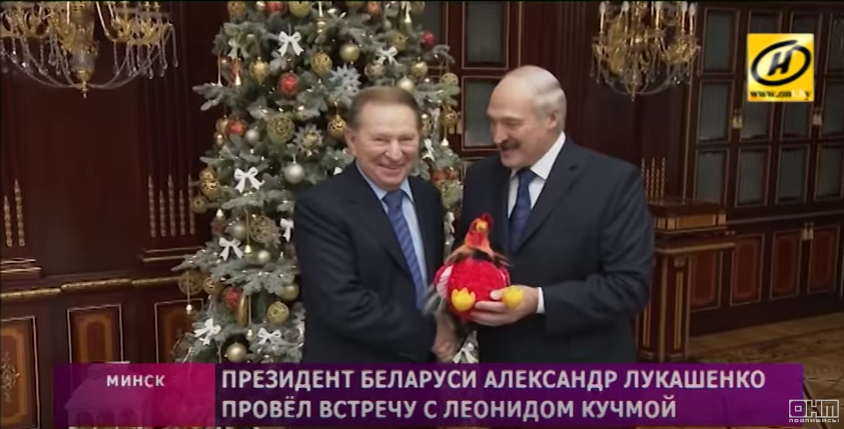 Кучма отримав подарунок від Лукашенка
