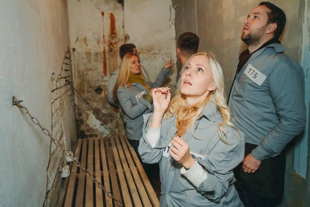 Учасників гри "Втеча із Шоушенка" замикають у "карцері" і пропонують вийти, розгадавши головоломку