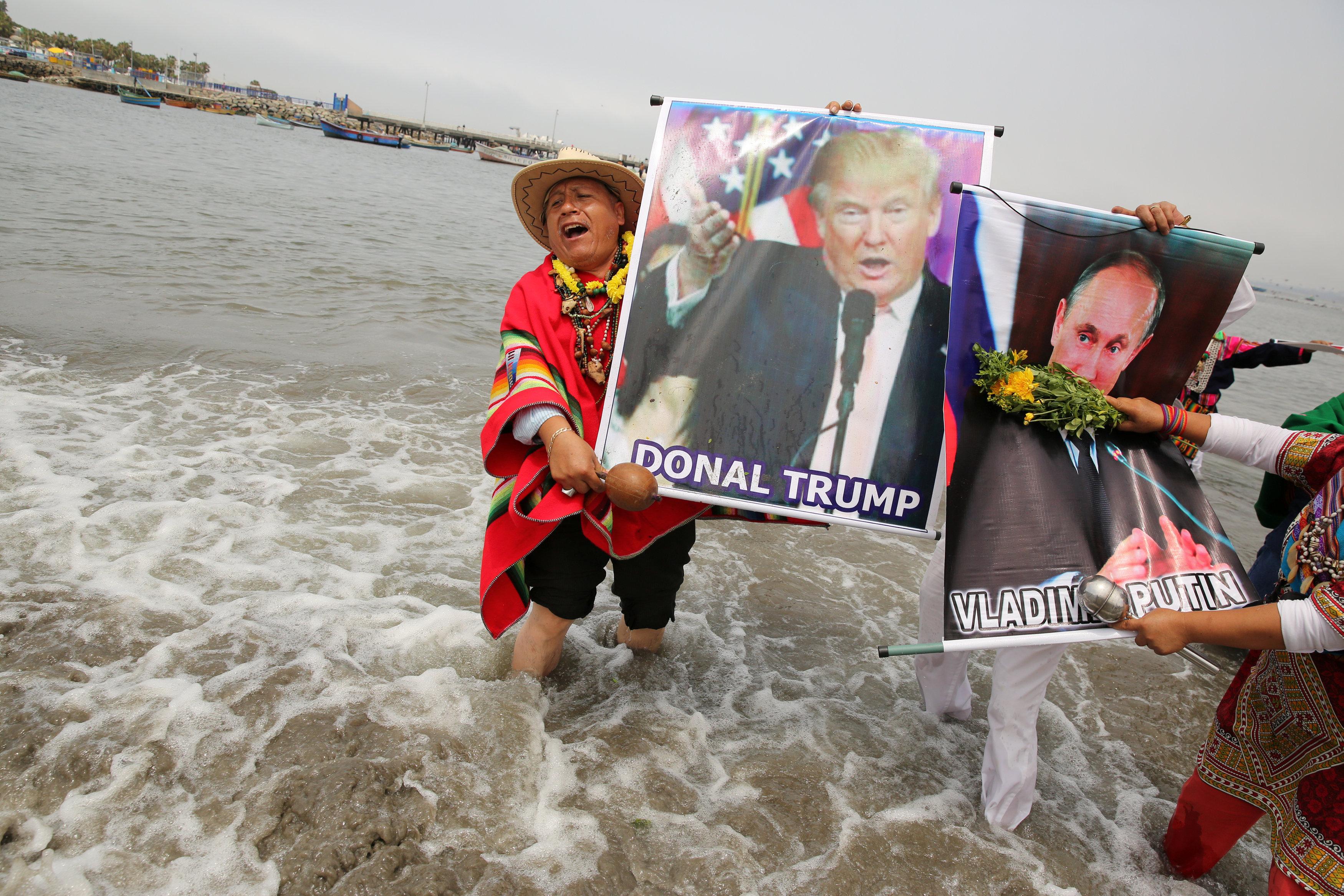 Перуанські шамани з портретами Путіна й Трампа проводять ритуал з визначення майбутнього