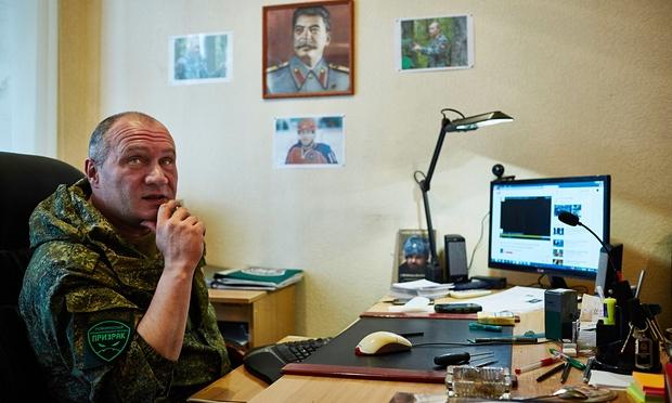 На стіні у ватажка "ЛНР" висить портрет Сталіна