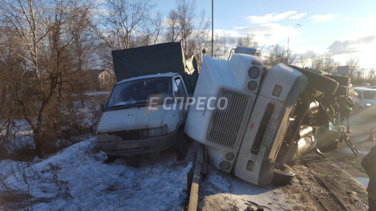 В Києві фура перекинулась на Газель