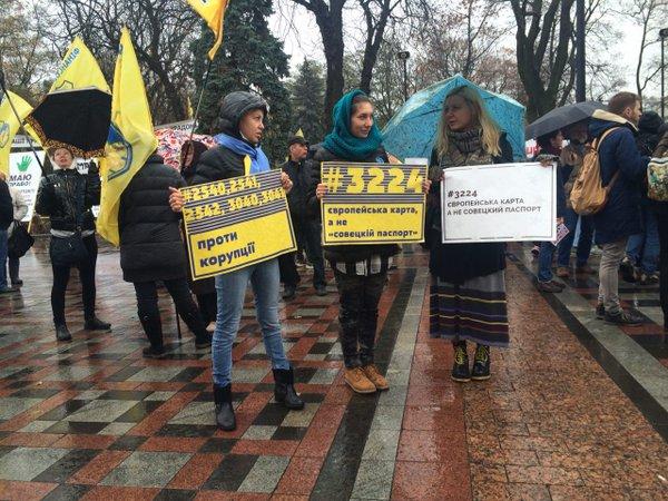 Під Верховною Радою проходить акція з вимогами прийняття "безвізових законів"