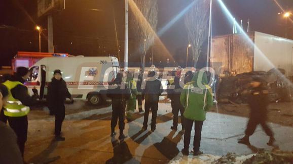 В Киеве \"БМВ\" врезался в фуру, два человека погибли