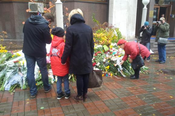 Посольство Франции Киев цветы в память о жертвах терактов