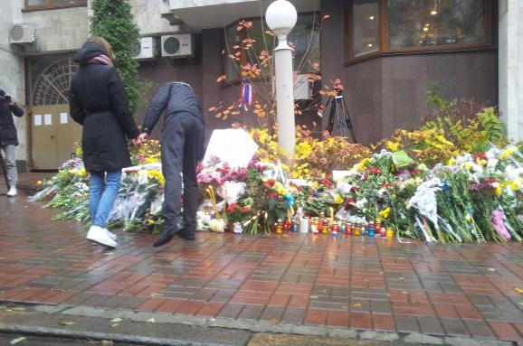Посольство Франції Київ квіти вшанування жертв терактів у Парижі