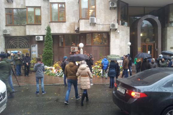 Посольство Франции Киев цветы в память о жертвах терактов