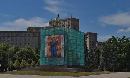 Постамент поваленого пам'ятника Леніну на площі Свободи у Харкові