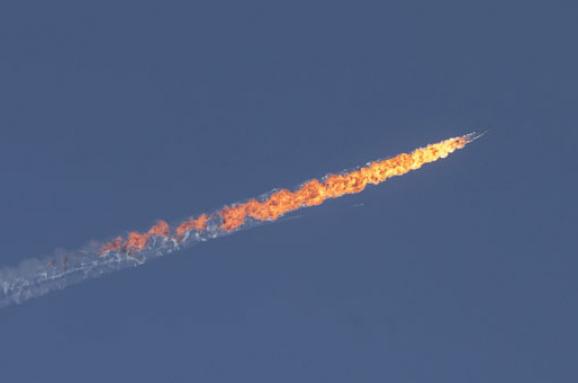 На сайті міноборони Туреччини з'явилися фото палаючого російського винищувача Су-24