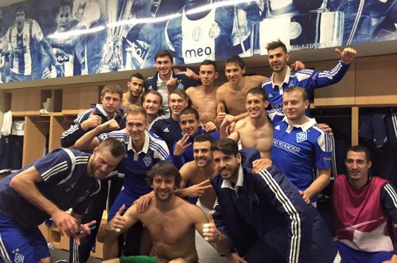 Як гравці "Динамо" оголилися в роздягальні після перемоги над "Порту" - фото 1
