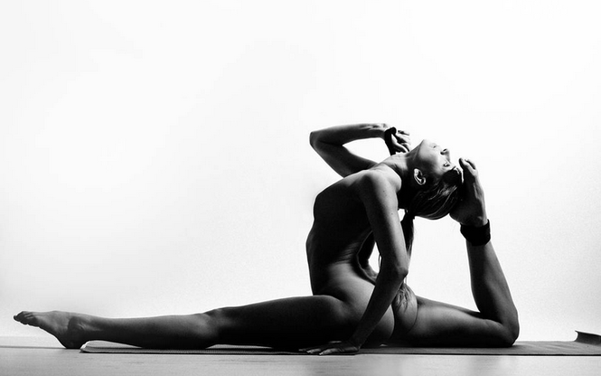 Nude Yoga Girl 