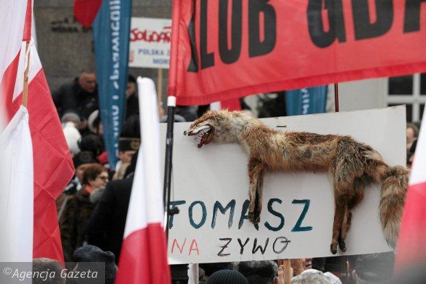 Марш прихильників влади 13 грудня. До транспаранту прикріплено опудало лиса, яке має символізувати опозиційного журналіста Томаша Ліса.