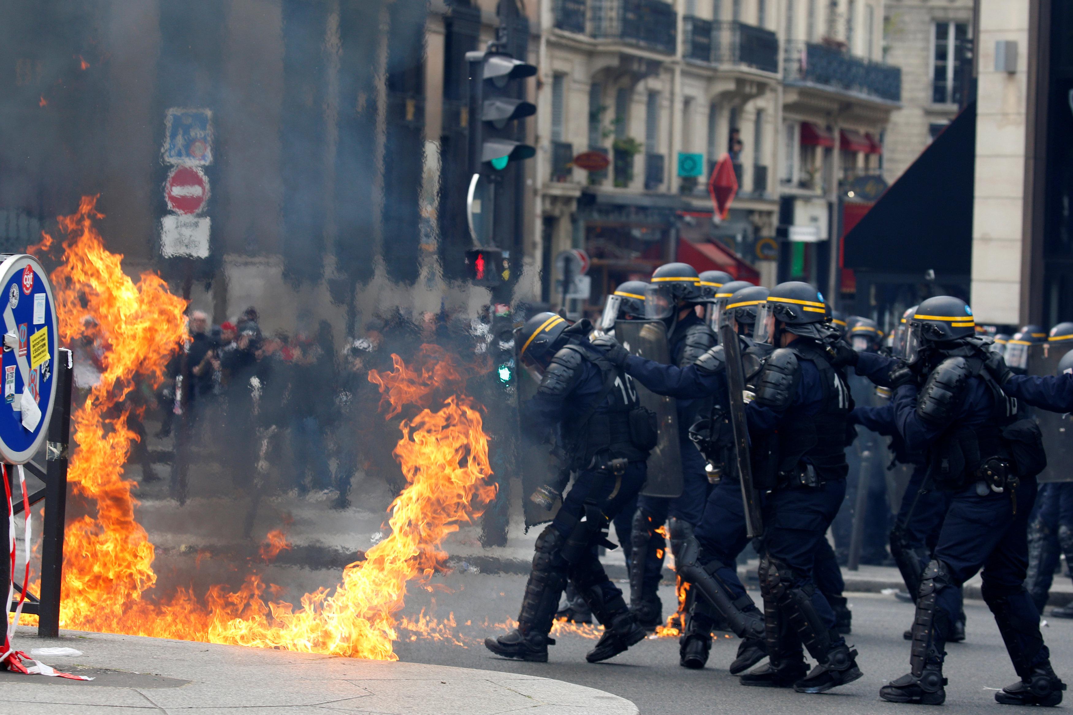 Митинг беспорядки. Митинги во Франции. Массовые беспорядки во Франции.