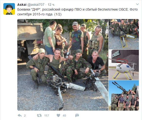 Боевики "ДНР", российский офицер ПВО и сбитый беспилотник ОБСЕ. Фото сентября 2015-го года
