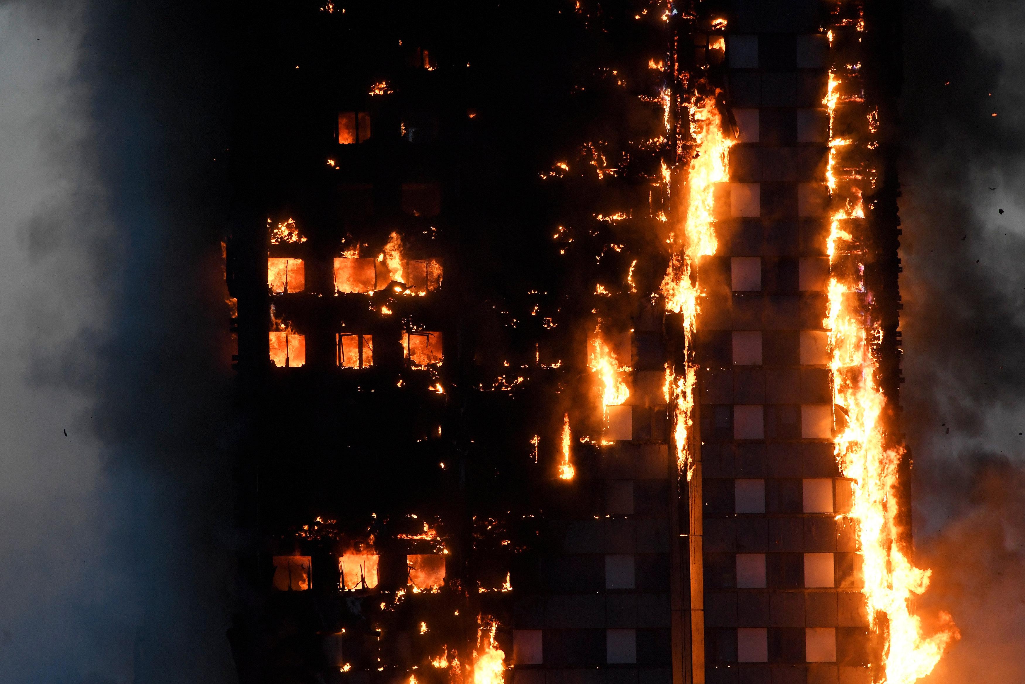 Город горит огнем. Пожар в здании Grenfell Tower в Лондоне. Гренфелл Тауэр пожар. Горящий город. Горящий многоэтажный дом.