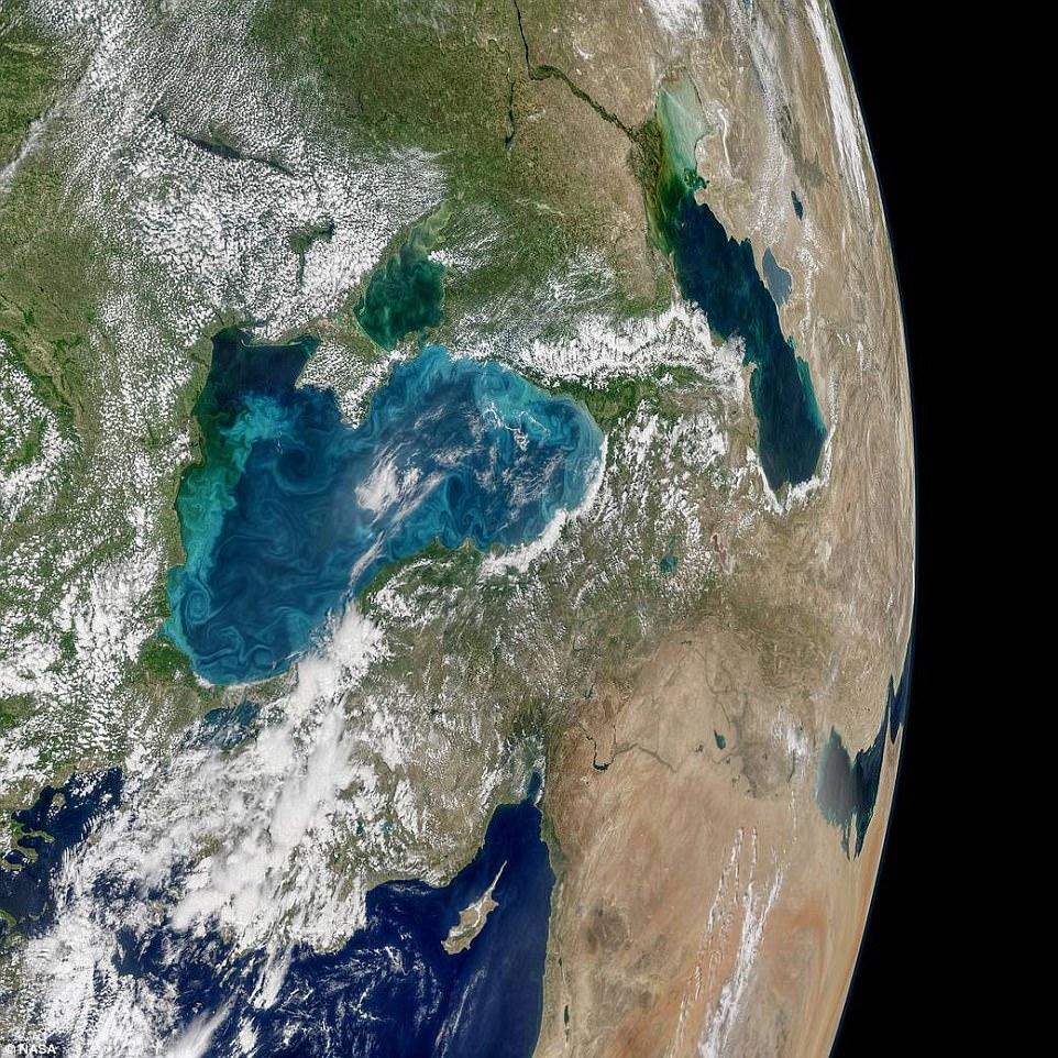Черное море у берегов Украины поменяло цвет: NASA удивила новыми фото